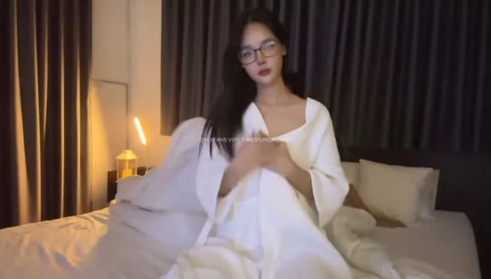 คลิปหลุด mwchu สาวแว่นสุดสวย แว่นมานี่มาโดนผัวจับแหกขาเอานิ้วจับติ้วหีรัวๆแบบไม่