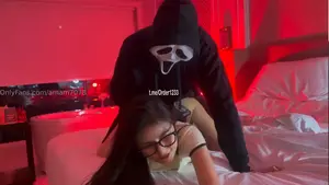 คลิปหลุดโอลี่แฟน น้องแอม7078 โดนผีเย็ดเสียวๆเอาควยเสียบปากกดหัวโม๊ครัวๆ กอน-300x450